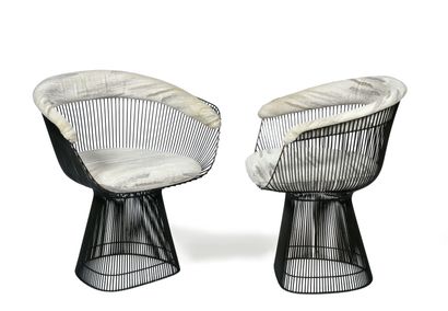Ensemble de quatre fauteuils
en fils d’aciers...