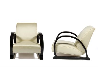 Paire de fauteuils
à large accotoir en bois...