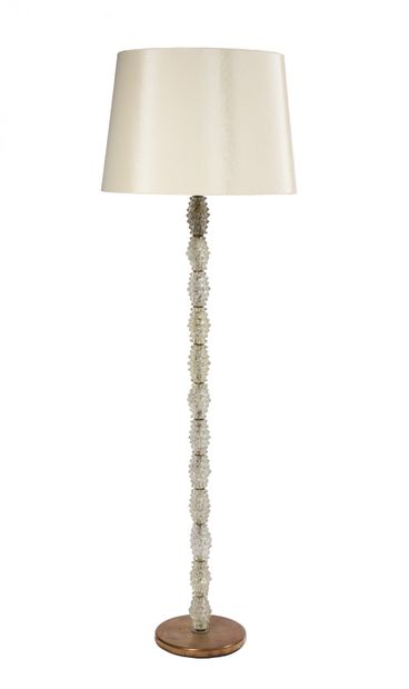 Lampadaire
le fût en verre taillé et base...
