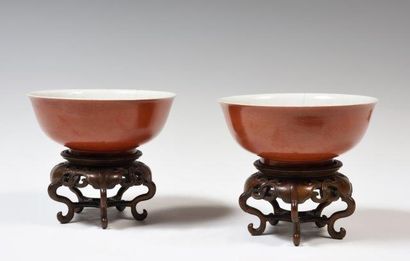 Chine
Paire de bols en porcelaine à fond...