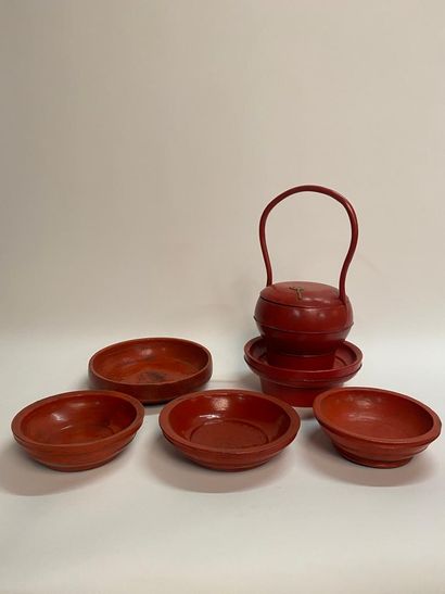 Quatre assiettes ou bols rouges en bois peint,...