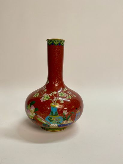 Vase en cloisonné à décor de branche de cerisier...