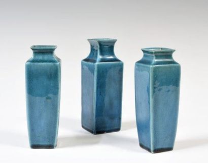 Chine
Trois vases à section carrée en biscuit...