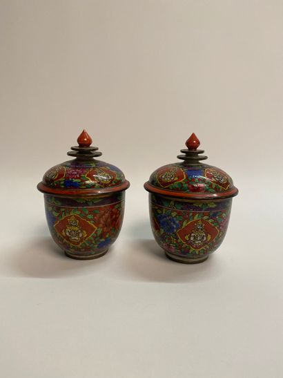 Paire de coupes couvertes de type Bancharong,...