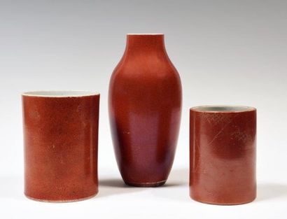 Chine
Vase oblong et deux porte-pinceaux...