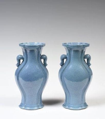 Chine
Paire de vases balustre à panse plate...