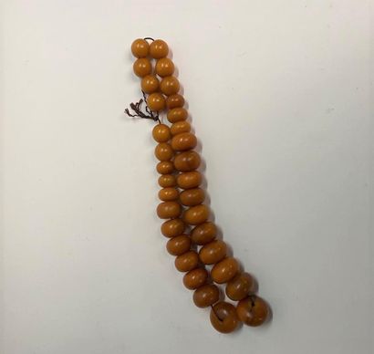 Collier comprenant 32 perles
D : 22 cm e...