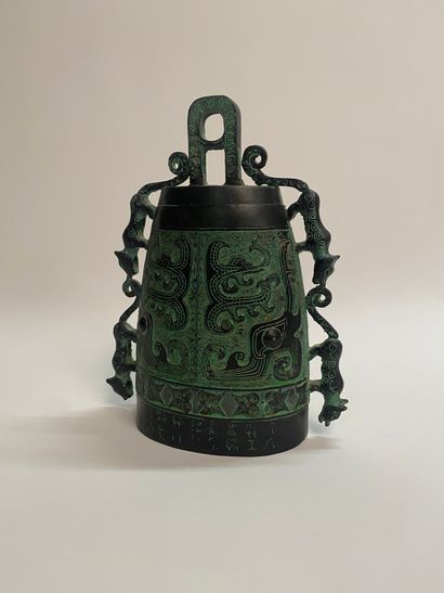 Elément de décoration à forme de cloche en...
