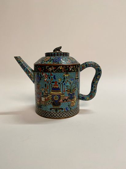 Théière en émail cloisonné à décor de vase...