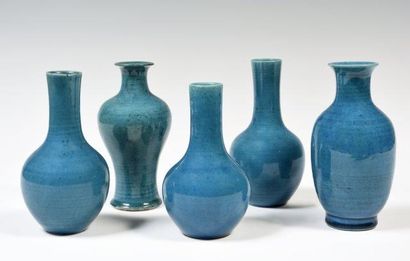 Chine
Réunion de cinq petits vases balustre...