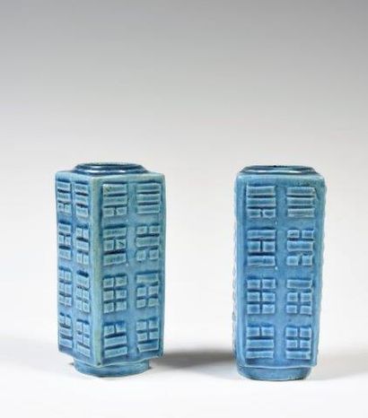 Chine
Paire de vases de forme cong en biscuit...