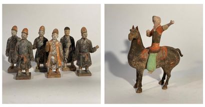 Six personnages en terre cuite 
H: 28 cm...