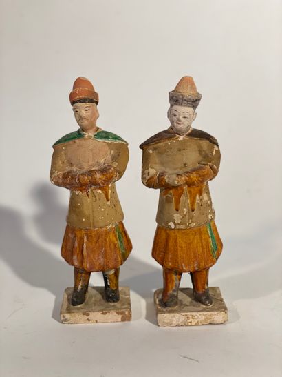 Deux petits serviteurs terre cuite émaillée
H...
