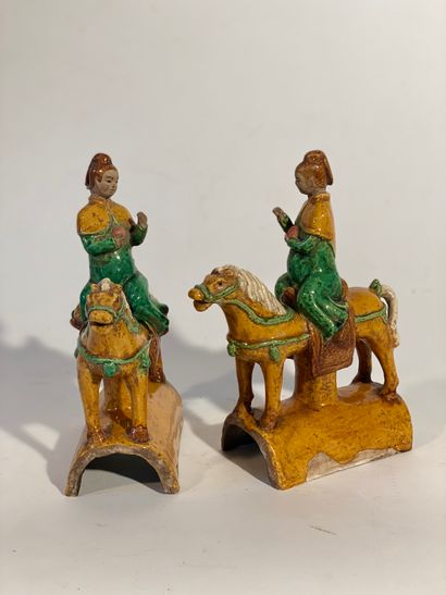 Paire de tuiles faitières cavalière Sancai
H...