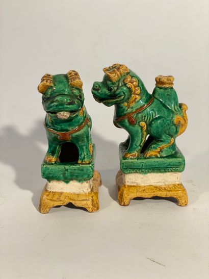 Paire de lions porte bougeoirs
H : 19 cm...