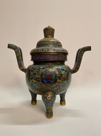 Brûle-parfum en cloisonné avec un couvercle....