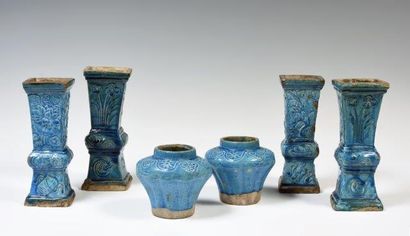 Chine
Réunion de deux paires de vases à section...