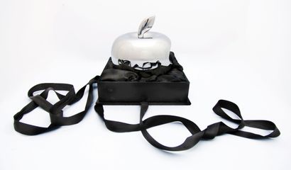 LI LIHONG (Chinois, né en 1974)
Apple China-...