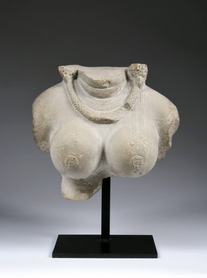 Goddess bust
India, circa 10th - 12th century
Beige...