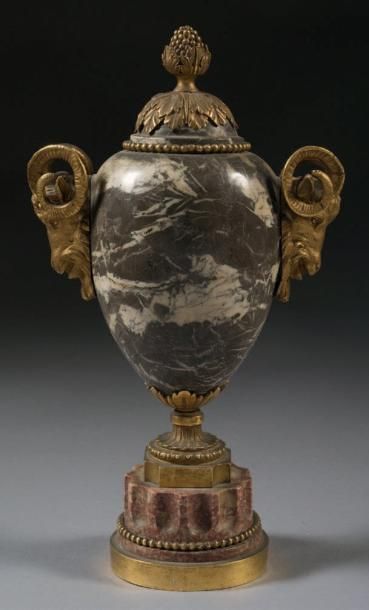 Urne ovoïde en marbre gris, monture de bronze...