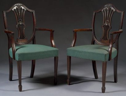 Paire de fauteuils en acajou à dossier ajouré...