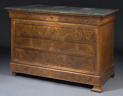Commode à doucine en placage de once de noyer...