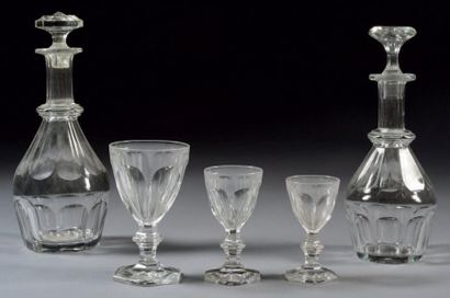 Partie de service de verres Baccarat comprenant:...
