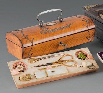 Nécessaire à couture en or dans un coffret...
