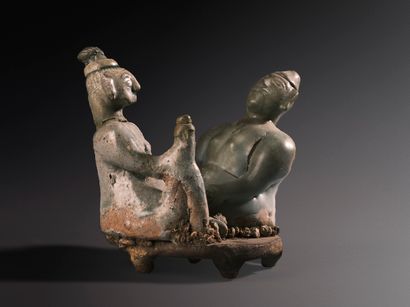 Statuette votive figurant deux personnages...