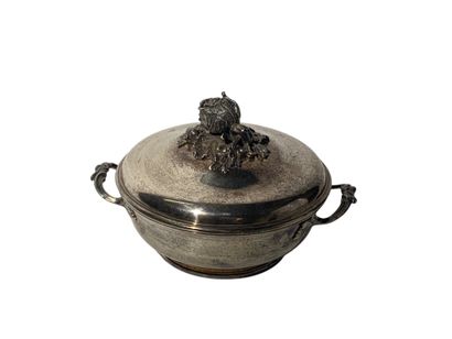 Covered silver soup tureen with cabbage decoration,...