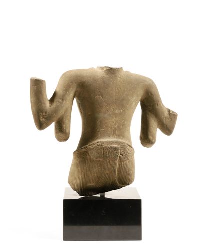 Buste de divinité à quatre bras.
Art Khmer....