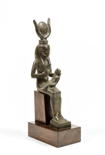 Grande statuette d’Isis allaitant Horus sous...