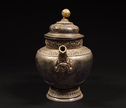 Théière
Tibet circa XIXe siècle
Argent à...