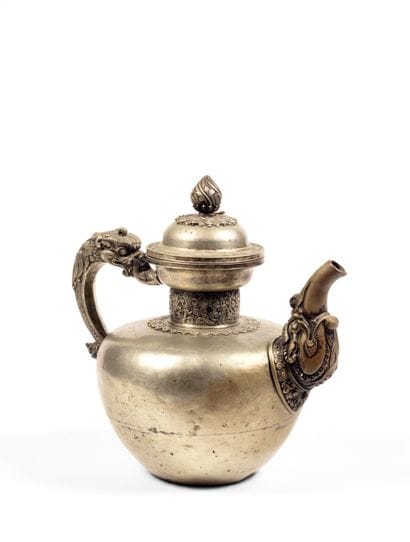 Théière
Tibet circa XIXe siècle
Argent à...