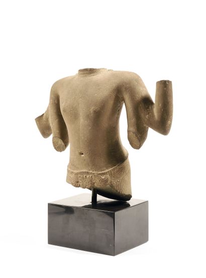 Buste de divinité à quatre bras.
Art Khmer....