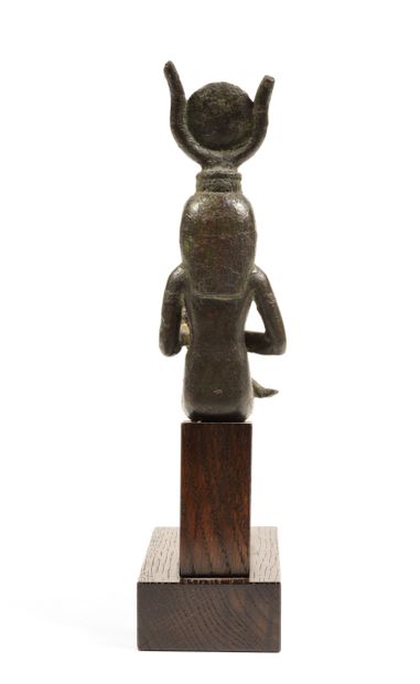 Grande statuette d’Isis allaitant Horus sous...