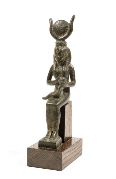 Grande statuette d’Isis allaitant Horus sous...