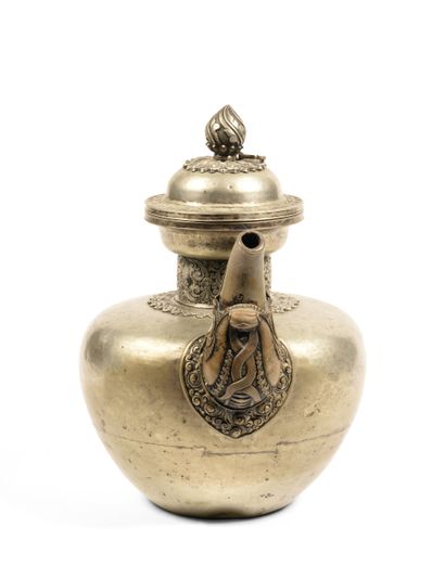 Théière
Tibet circa XIXe siècle
Argent à...