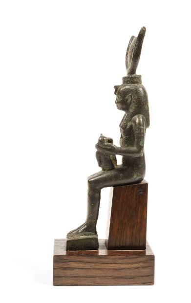 Grande statuette d’Isis allaitant Horus sous...