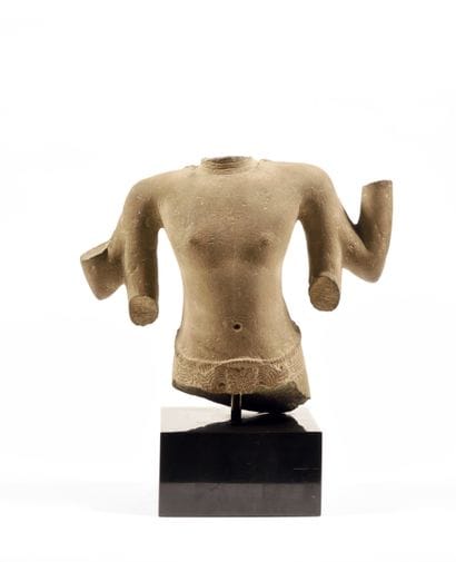 Buste de divinité à quatre bras.
Art Khmer....
