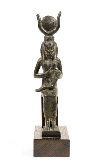 Grande statuette d’Isis allaitant Horus sous...