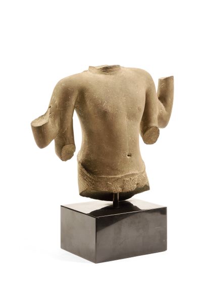 Buste de divinité à quatre bras.
Art Khmer....