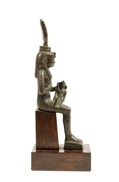 Grande statuette d’Isis allaitant Horus sous...