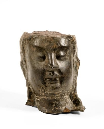 Tête de divinité
Chine
Pierre. H. 17 cm