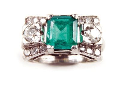 BAGUE EN PLATINE STYLISANT UN NOEUD, sertie...