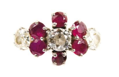 BAGUE EN OR GRIS, sertie de trois diamants...