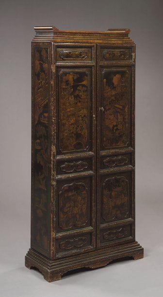 ARMOIRE ÉTROITE EN BOIS LAQUÉ NOIR Elle ouvre...