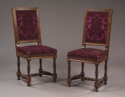 PAIRE DE CHAISES EN NOYER Elles reposent...