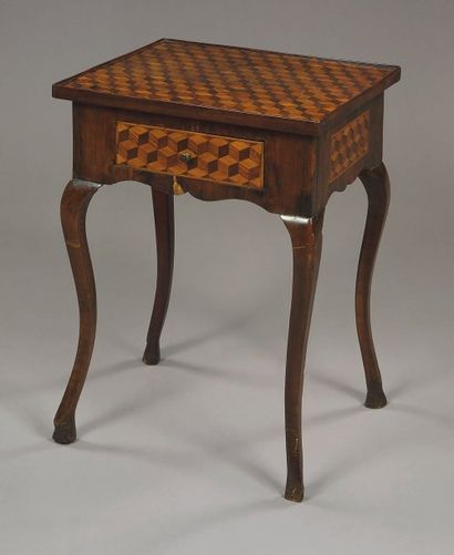 PETITE TABLE DE SALON à décor marqueté toutes...