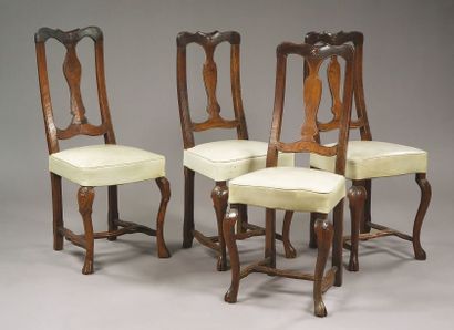 SUITE DE QUATRE CHAISES en noyer à dossier...